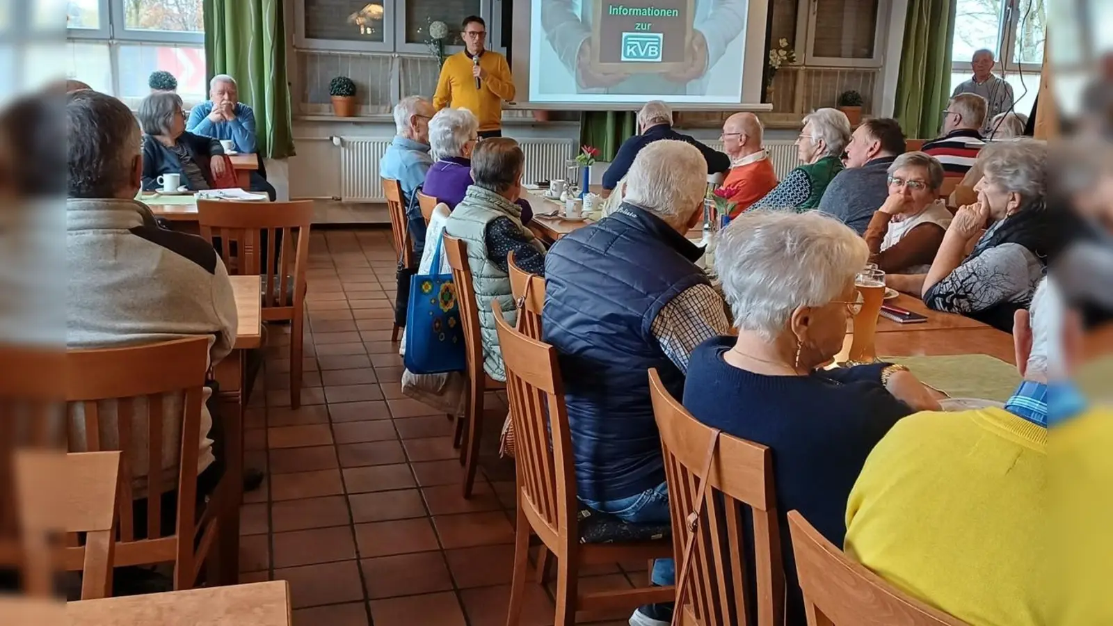 Die EVG-Senioren lauschen aufmerksam dem Referenten Michael Welon-Neuer (Mitte im Bild) zu. (Bild: Lore Leitmeier)