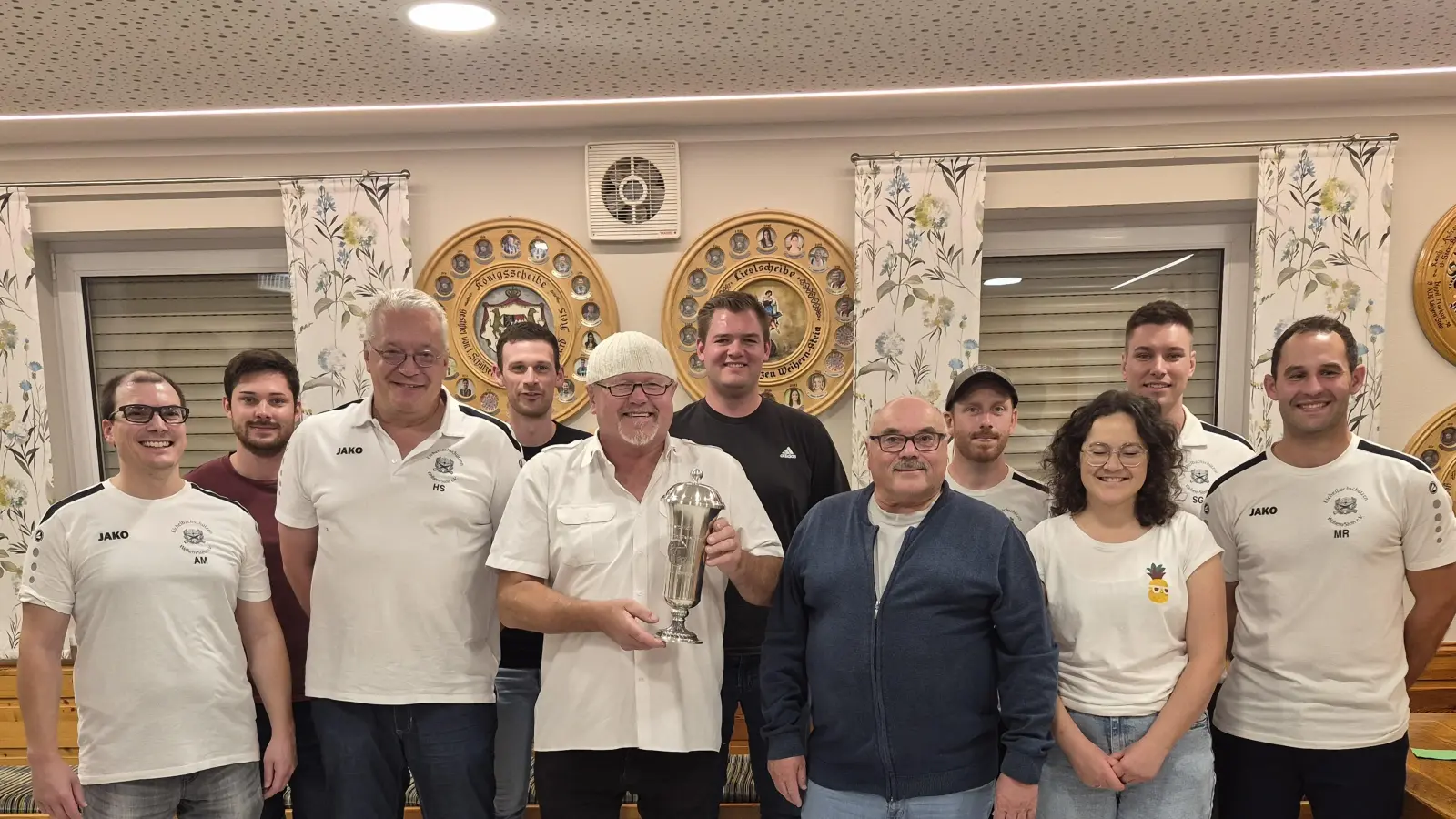 Das Bürgerschießen gewann die Mannschaft „Oina scheyna wey da Ander„ den Pokal gewann Thomas Biller (Karl Eckert nahm den Pokal als Stellvertreter an ) vom Team „Biller Bang„ . Schützenmeister Matthias Reis und Sportleiter Stefan Gradl (rechts im Billd) gratulierten allen Siegern. (Bild: Hans Schlosser)