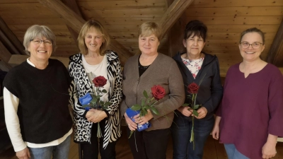 Die Vorsitzende Monika Gleißner mit den geehrten Inge Eichenseer, Angelika Fromm und Franziska Keck und der Kassiererin Simone Dietrich (von links) (Bild: Beate Krieger)