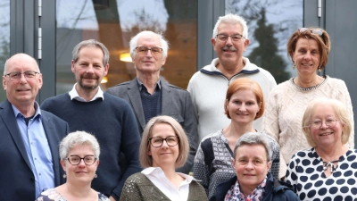 Christine Lier, Vorsitzende des Ökumenischen Klweiderladens, (vorne rechts) und ihre Stellvertreterin Sandra Wolf (vorne links) freuen sich, dass mit den Einnahmen des Kleiderladens wertvolle Projekte und Aktivitäten gefördert werden. Für jeweils 2000 Euro bedanken sich Eduard Freisinger von der Lebenshilfe, Marcel Papp (Förderverein der Pestalozziscchule), Bernhard Saurenbach, Jürgen Stauber (Amberger Tafel) und Birgit Singer-Grimm (Ökumenische Sozialstation) (hinten, von links) sowie Katharina Morgenstern (Ökumenische Sozialstation), Ulrike Pfleger und Marianne Gutwein (Sozialdienst Katholischer Frauen Amberg) (vorne, von links)<br><br><br> (Bild: cog)