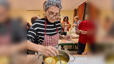Helga Wisneth beim Ausbacken (Bild: Barbara Dirrigl)