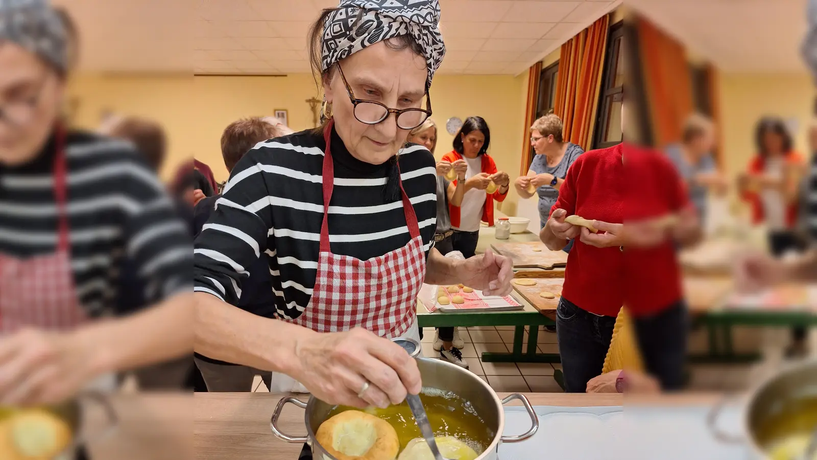 Helga Wisneth beim Ausbacken (Bild: Barbara Dirrigl)