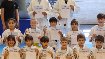 Die Eschenbacher Judoka können stolz auf ihre tolle Leistung und die Pokale sein. (Bild: Susanne Schubert)