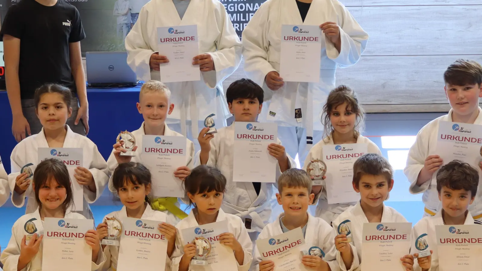Die Eschenbacher Judoka können stolz auf ihre tolle Leistung und die Pokale sein. (Bild: Susanne Schubert)