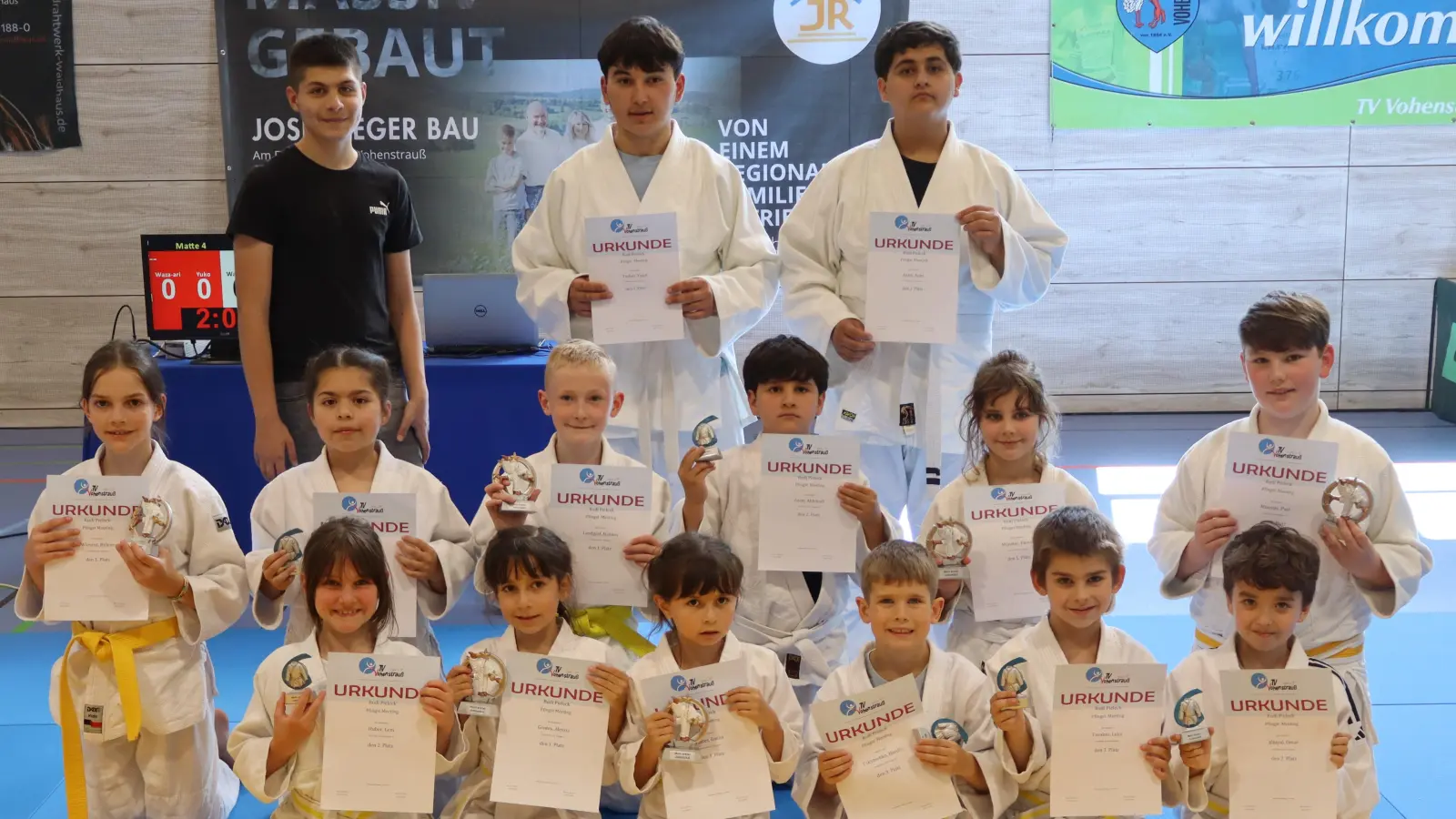 Die Eschenbacher Judoka können stolz auf ihre tolle Leistung und die Pokale sein. (Bild: Susanne Schubert)