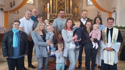 Gruppenfoto der letztjährigen Tauffamilien aus St. Dionysius Neunkirchen und St. Peter und Paul Mantel mit Pfarrer Thomas Kohlhepp (Bild: Stefan Diesenbacher)