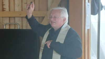 Stadtpfarrer Gottfried Schubach segnet den Anbau am Siedlerheim.  (Bild: Helmut Kunz)