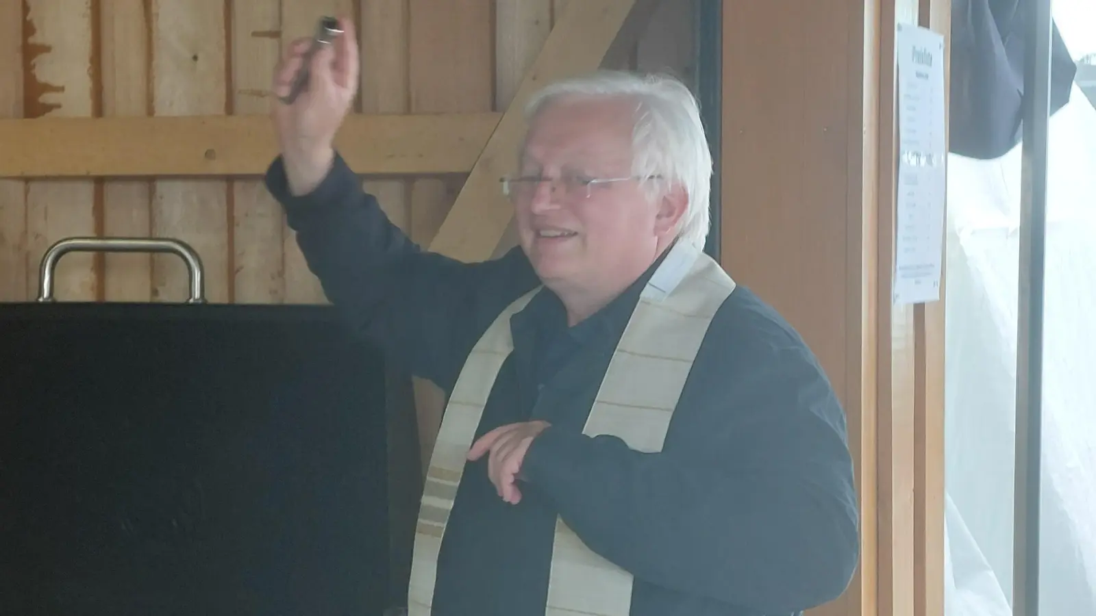 Stadtpfarrer Gottfried Schubach segnet den Anbau am Siedlerheim.  (Bild: Helmut Kunz)