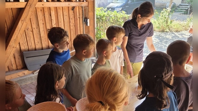 Veronika Weinberger erklärt den Kindern wie der Teig geknetet wird. (Bild: Corinna Zintl)