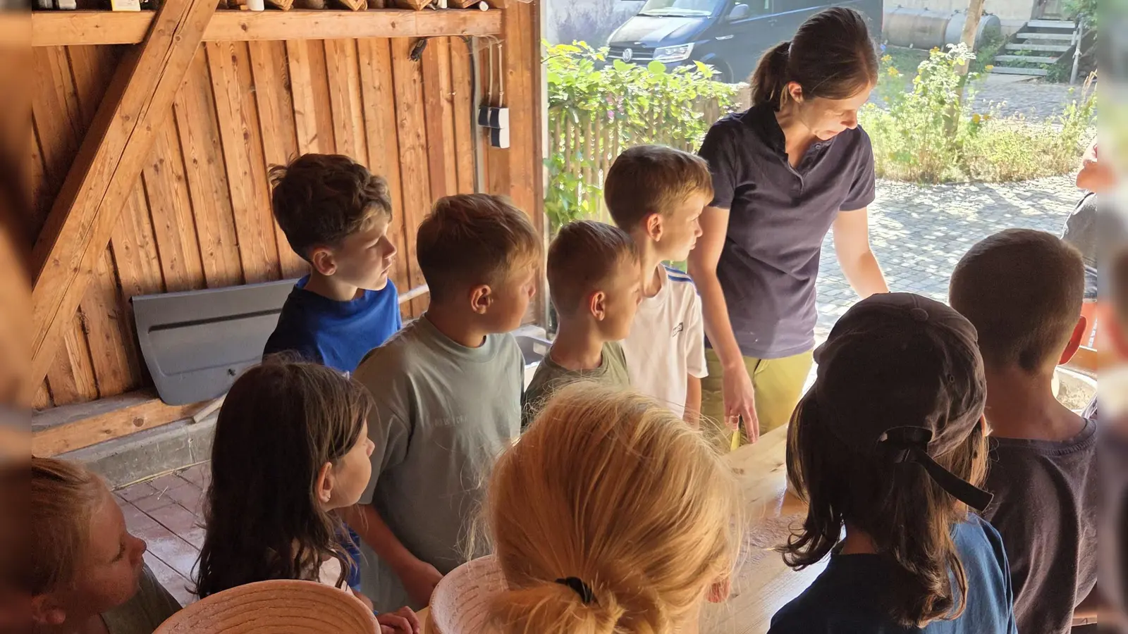 Veronika Weinberger erklärt den Kindern wie der Teig geknetet wird. (Bild: Corinna Zintl)