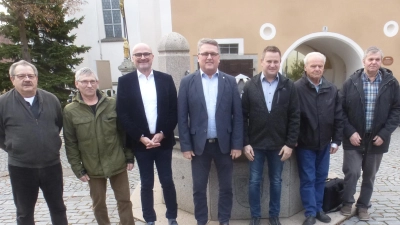 Die Feldgeschworenen werden bei einem Treffen in Schwarzhofen auf den neuesten Stand gebracht. Bei dem Treffen werden auch zwei neue „Siebener“ gewählt. (Bild: mad)