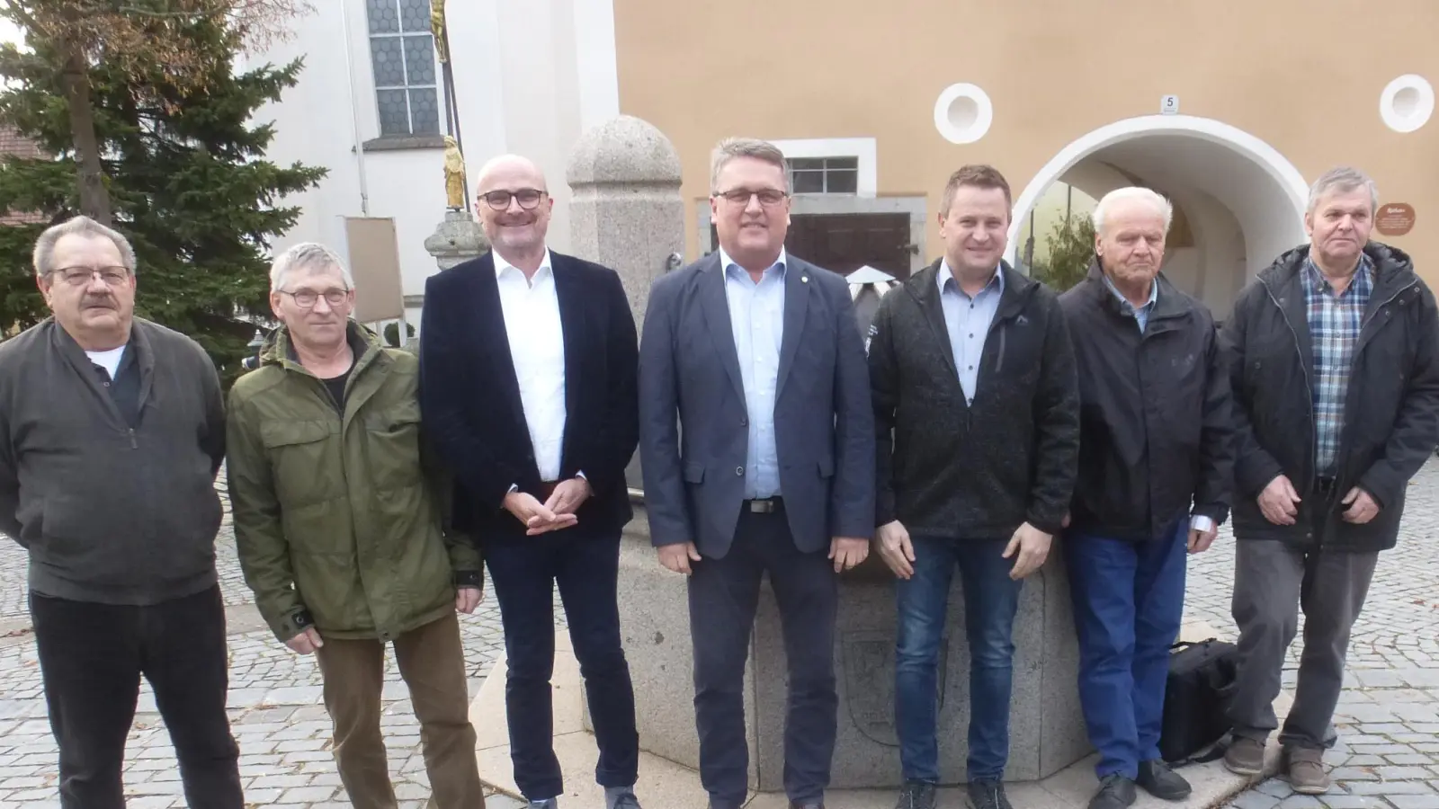 Die Feldgeschworenen werden bei einem Treffen in Schwarzhofen auf den neuesten Stand gebracht. Bei dem Treffen werden auch zwei neue „Siebener“ gewählt. (Bild: mad)