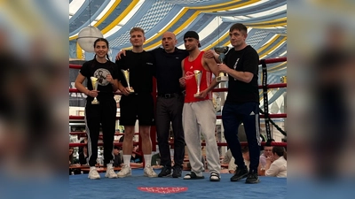 Die dieses Mal besonders geehrten Boxer des Frühlingsfests von links: Corinna Thoma (Neumarkt) als beste Kämpferin, Max Pfeifer (Neumarkt) als bester Kämpfer, Bezirksswart Ruslan Schönfeld, Taher Shafkar (Simbach) als bester Techniker und Eduard Hermann stellvertretend als Trainer des besten Teams (BC Amberg) (Bild: Monika Ziegeler)