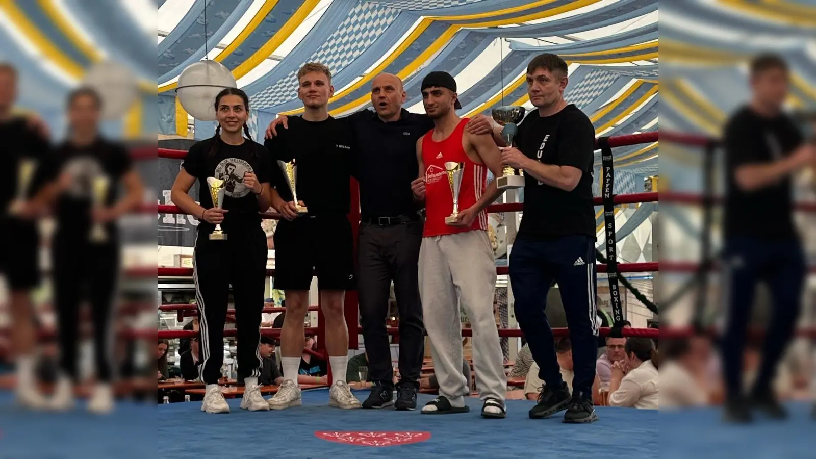 Die dieses Mal besonders geehrten Boxer des Frühlingsfests von links: Corinna Thoma (Neumarkt) als beste Kämpferin, Max Pfeifer (Neumarkt) als bester Kämpfer, Bezirksswart Ruslan Schönfeld, Taher Shafkar (Simbach) als bester Techniker und Eduard Hermann stellvertretend als Trainer des besten Teams (BC Amberg) (Bild: Monika Ziegeler)
