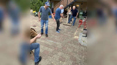 KSK Kameraden beim Stricke drehen (Bild: Martin Bär)