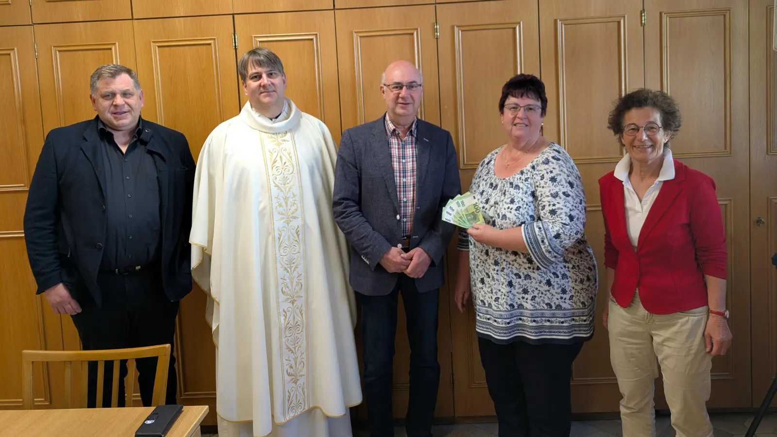 Von links Chordirektor Matthias Schraml, H.H. Pfarrer Oliver Pollinger ( 1. Vorstand), Kirchenpfleger Wolfgang Hecht, Michaela Bauer und Annelie Haberkorn  (Bild: Annelie Haberkorn )