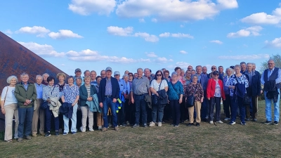 Bei herrlichem Sonnenschein stellte sich die Reisegruppe vor der markanten Skulptur „Gekippter Halbkreis” in Ramsberg am Brombachsee zum Erinnerungsfoto auf. (Bild: Franz Melchner)