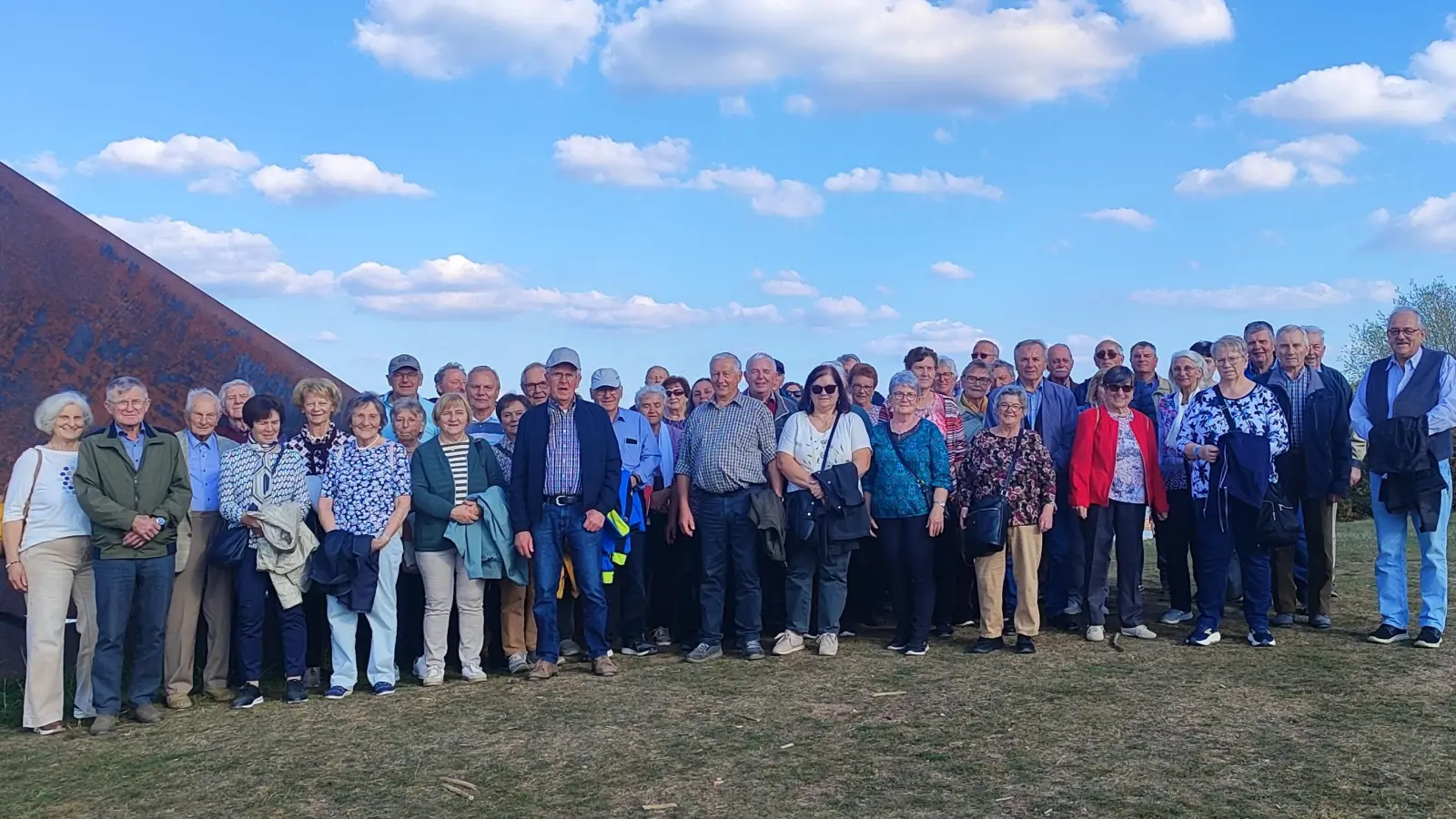 Bei herrlichem Sonnenschein stellte sich die Reisegruppe vor der markanten Skulptur „Gekippter Halbkreis” in Ramsberg am Brombachsee zum Erinnerungsfoto auf. (Bild: Franz Melchner)