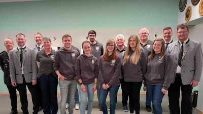 Die Plassenbergschützen starten mit bewährten und neuen Vorstandschaftsmitgliedern um Vorsitzenden Tobias Beer in die nächsten drei Jahre (Bild: Susanne Gschrey)