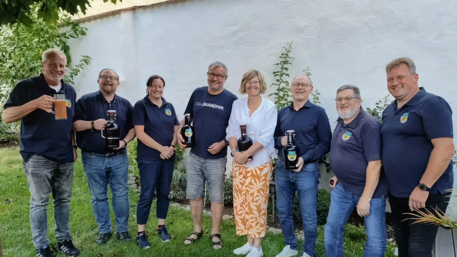 Im Bild sind zu sehen (v. li.) Vorsitzender Hager Martin, Venzl Emanuel, Hager Manuela, Trottmann Franz, Rumswinkel Kerstin, Bürgermeister Schärl Hans-Peter, Richter Walter, Glettner Stefan (Bild: Werner Hopf)