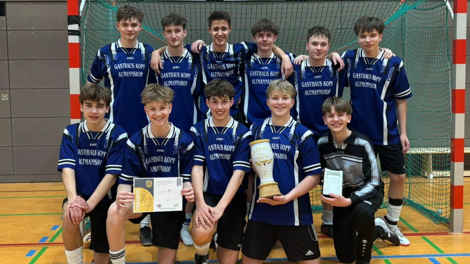 Die Poppenrichter Siegermannschaft mit ihren Trainern Benedikt Kopf und Nicolas Neiswirth (Bild: Felicitas Roidl)