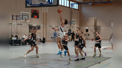 Dominik Weeber (weisses Trikot) auf dem Weg zum Korb (Bild: Christian Tiemann)