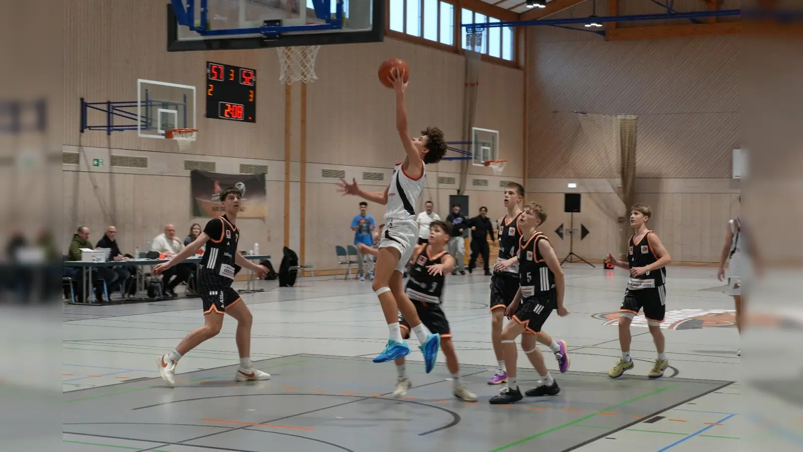 Dominik Weeber (weisses Trikot) auf dem Weg zum Korb (Bild: Christian Tiemann)