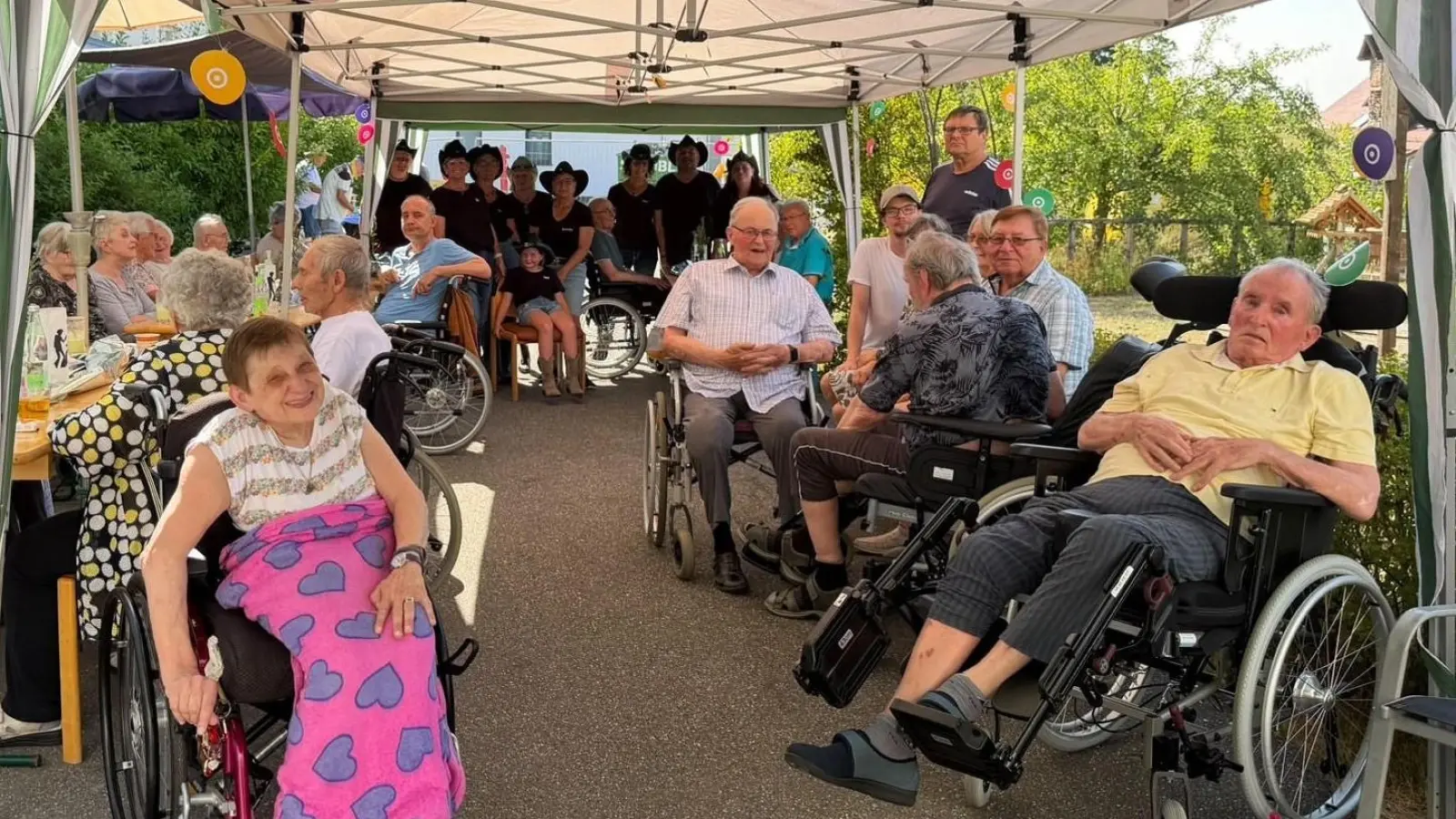 Eine angenehme Abwechslung bot für die Bewohner des BRK-Seniorenheims Vilseck wieder das jährlich stattfindende Sommerfest, wozu auch die Happy Free Liners (hinten Mitte) beitrugen. (Bild: Rosi Hasenstab)