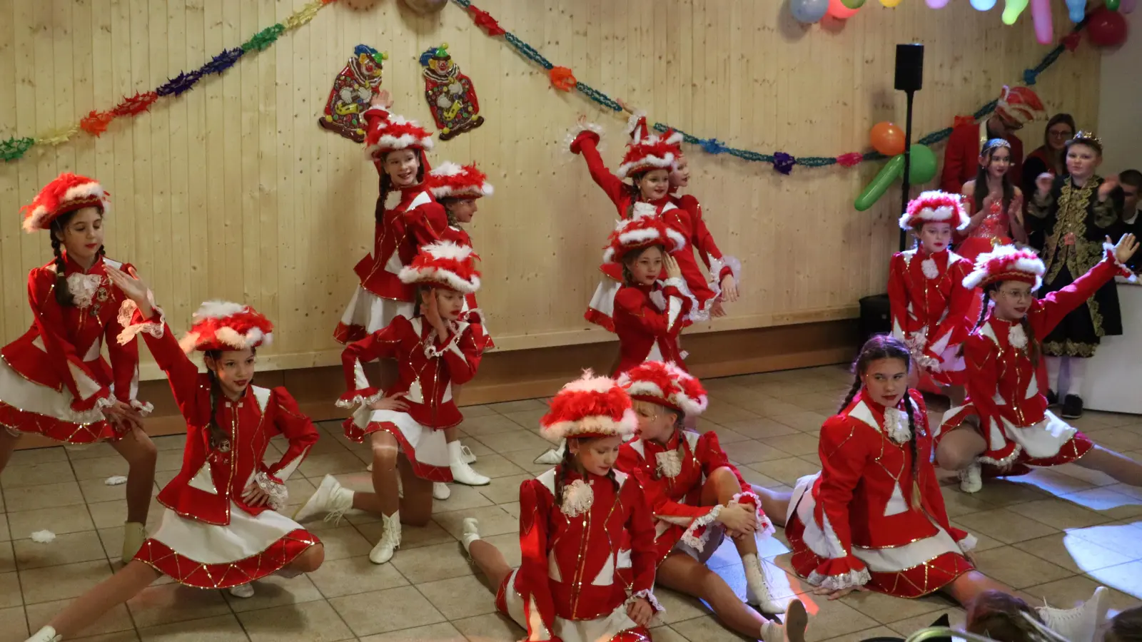 Die Kindergarde begeisterte das Publikum beim Kinderfasching der SG Vilstal Rieden und der Feuerwehr Rieden. (Bild: Michael Rabenhofer)