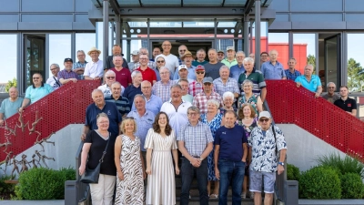 Die Teilnehmer des diesmaligen „Kassecker-Rentnerstammtischs“ zusammen mit Geschäftsführer Arno Schwarz (vorne 3. v. r.) und Betriebsratsvorsitzendem Lukas Gerl (hinten rechts). (Bild: Tanja Schedl/Kassecker)