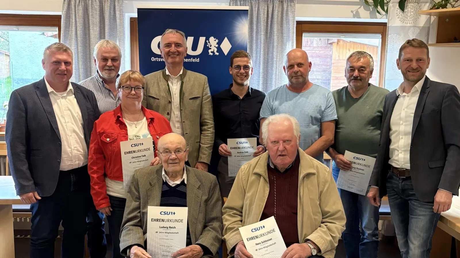 Die Ehrung langjähriger Mitglieder war ein zentraler Punkt der Ortshauptversammlung des CSU-Ortsverbandes Ehenfeld. Sitzend von links: Ludwig Reich und Hans Schlosser (beide 60 Jahre), stehend von links: Stadtrat Martin Merkl, stellv. Ortsvors. Franz Birner, Christine Falk (40 Jahre), Kreisvors. MdL Dr. Harald Schwartz, Andreas Falk (10 Jahre), Christian Meier (25 Jahre), Georg Kustner (45 Jahre) und Ortsvors. Stadtrat Christian Gnan. (Bild: Edith Dorner)