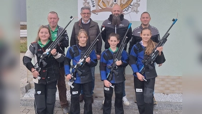 Von links: Jugendleiter und Trainer Hans-Jürgen Hautmann, Bürgermeister Franz Tauber, 3. Vorstand und Traine Horst Hautmann, Trainer Michael Hautmann und die stolzen Besitzer der neuen Gewehre. (Bild: Sandra Hautmann )