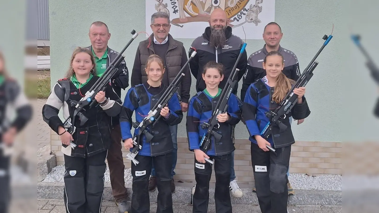 Von links: Jugendleiter und Trainer Hans-Jürgen Hautmann, Bürgermeister Franz Tauber, 3. Vorstand und Traine Horst Hautmann, Trainer Michael Hautmann und die stolzen Besitzer der neuen Gewehre. (Bild: Sandra Hautmann )