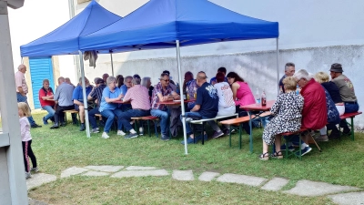 Gemütliches Beisammensein bei herrlichem Wetter (Bild: Specht Katrin )