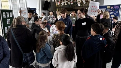 Zehntklässler führen künftige Fünftklässler durch das Schulhaus (Bild: Kerstin Gleißner)
