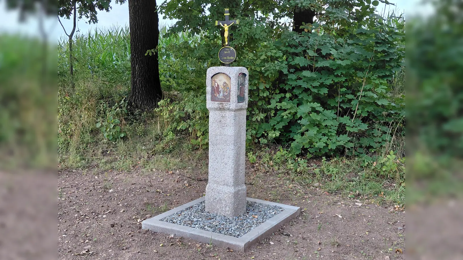 Mit einer neuen Graniteinfassung macht das Marterl am Preißacher Auweg wieder einen würdigen Eindruck. (Bild: Bernhard Piegsa)