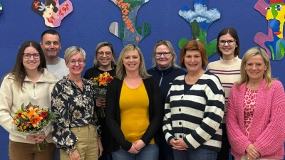 Ein neues Führungsteam wählte der Förderverein der Grund- und Mittelschule Schnaittenbach: Gabriele Schindler (3. von rechts) und Monika Reindl (Mitte) sind Vorsitzende, Sabine Spindler (rechts) ist neue Schatzmeisterin und Uwe Bergmann bleibt Schriftführer (2. von links). Susi Arbogast (2. von rechts) und Nadine Markert (4. von rechts) wurden zu Kassenrevisoren gewählt. Steffi Escherl (links) und Caroline Wagner (4. von links) bekamen zum Abschied aus dem Vorstandsteam einen Blumenstrauß überreicht. (Bild: Rudolf Bergmann)