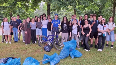 Schülerinnen und Schüler der Wirtschaftsschule Amberg setzten im Rahmen einer gemeinsamen Müllsammelaktion am 30.06.2026 ein wichtiges Zeichen für eine saubere Umwelt. (Bild: Thomas Ehrnsperger)