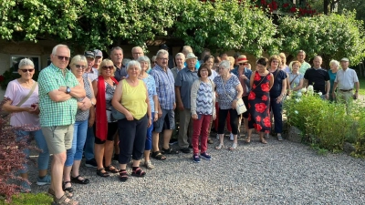 Die Teilnehmer vor dem Hüsli von Prof. Brinkmann aus der Fernsehserie Schwarzwaldklinik. (Bild: Siegfried Herlitze )