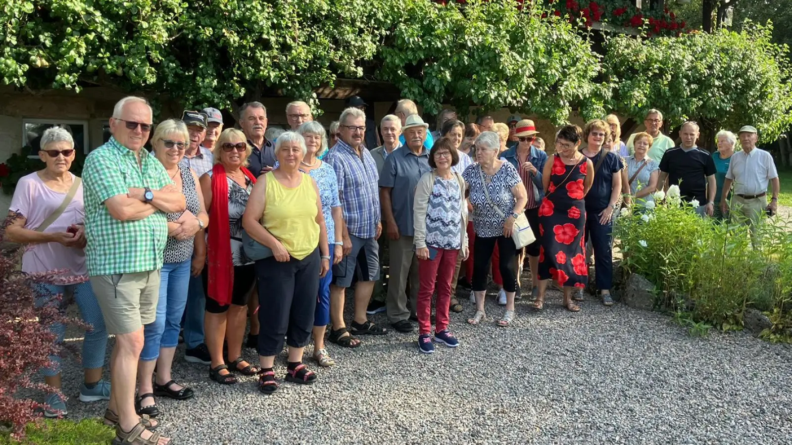 Die Teilnehmer vor dem Hüsli von Prof. Brinkmann aus der Fernsehserie Schwarzwaldklinik. (Bild: Siegfried Herlitze )