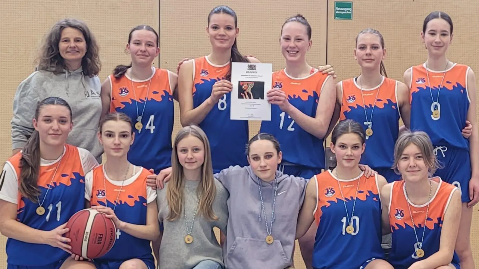 Die Oberpfalzmeisterinnen: h. v. l.: Betreuerin Barbara Meier, Johanna Herrmann, Annika Aumeier, Romina Ram, Eva Meller und Verena Ram, v. v. l.: Lena Wiesgickl, Louisa Museta, Anna Bauer, Raffaella Vanino, Milena Gradl und Jamila Ederer. (Bild: Mia Bauer)