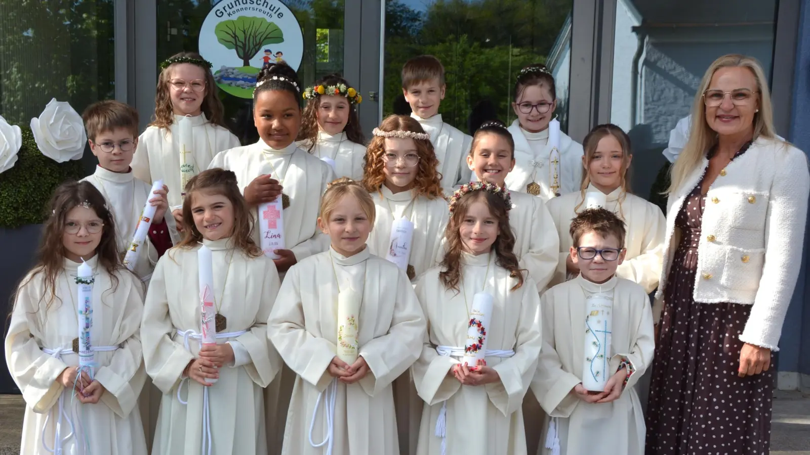 Diese vierzehn Kinder traten am Sonntag erstmals als Kommunionkinder an den Tisch des Herrn. Mit im Bild Schulleiterin Michaela Ponnath. Das Fest der Erstkommunion wurde für die Kids zu einem bleibenden Höhepunkt.  (Bild: Josef Rosner)