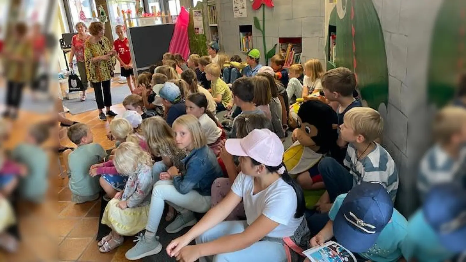 Begrüßung der Kinder in der Bücherei. (Bild: Manuela Irlbacher)