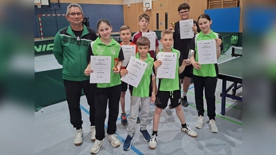 vo. li. Trainer Erich Kneißl, Lea Frühling, Felix Schatz, Yehor Serdiukov, Jonathan Liebl, Filip Marinac, Florian Bader und Julia Frühling (Bild: Erich Kneißl)