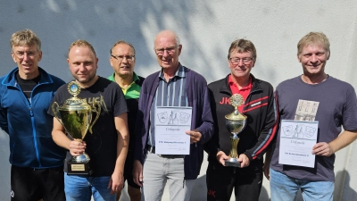 Große Freude herrschte bei den beiden Siegermannschaften Hirschau (links) und Schmidmühlen (rechts) bei der Pokalübergabe durch TTC-Vorsitzenden Hans Fleischmann (3. v. l.) (Bild: Michael Lang)