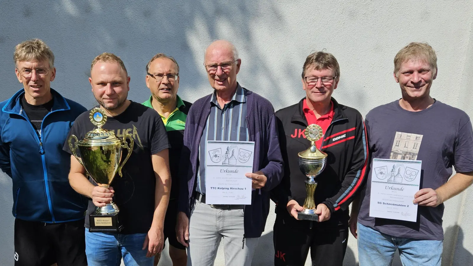 Große Freude herrschte bei den beiden Siegermannschaften Hirschau (links) und Schmidmühlen (rechts) bei der Pokalübergabe durch TTC-Vorsitzenden Hans Fleischmann (3. v. l.) (Bild: Michael Lang)