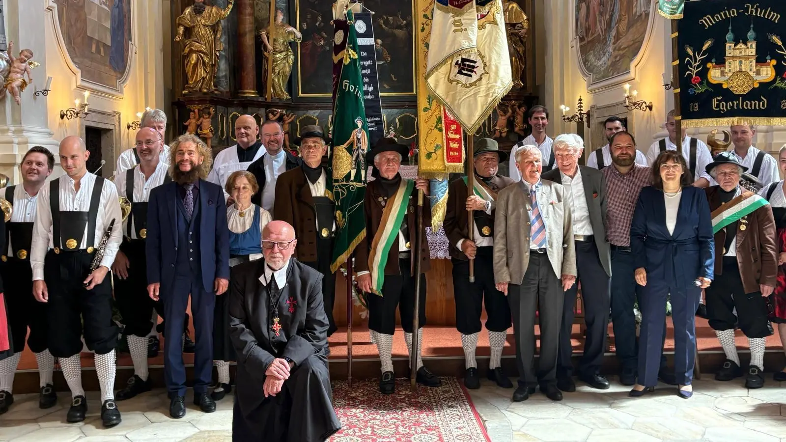 Würdevolles Patrozinium im Glanz der neu renovierten Basilika: Der Propst von Maria Kulm, Milan Kucera (vorne), begrüßte mit dem Vorstand des Fördervereins, Dr. Helmut Eikam (Fünfter von rechts) und Luis-Andreas Hart (4.v.li.), eine überaus große Pilgerschar, begleitet von der Münchenreuther Bauernkapelle und eingerahmt von den Fahnendelegationen. (Bild: Ernst Krammer)