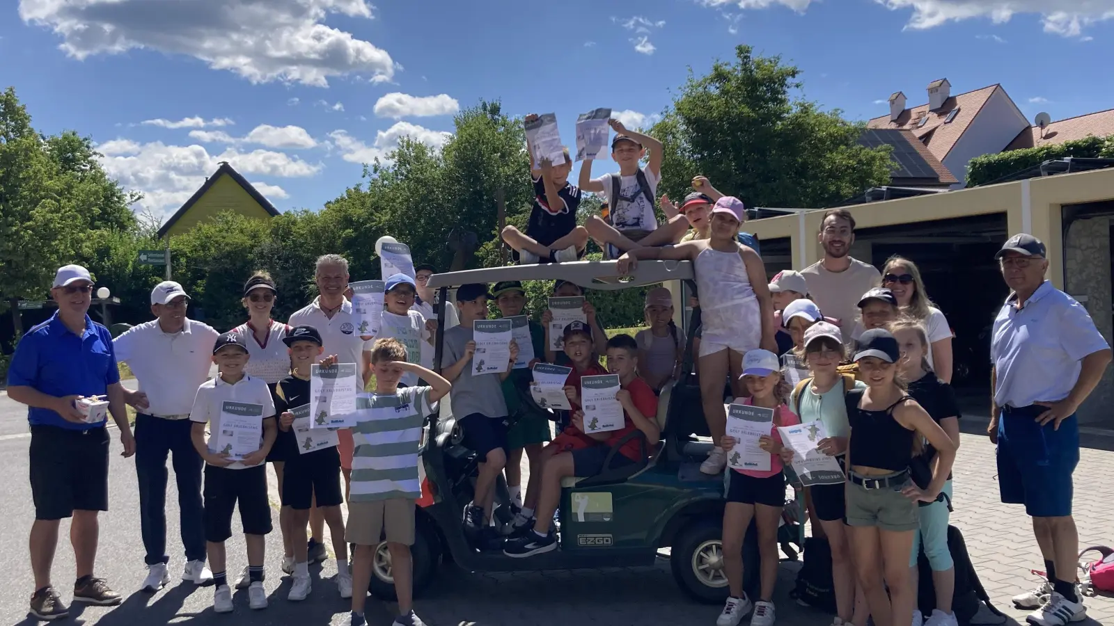 Begeisterung Pur beim Abschlussfoto nach einer Schnuppereinheit Golf. Da darf das obligatorische Foto mit einem Golfcart natürlich nicht fehlen. (Bild: Corinna Arbter)