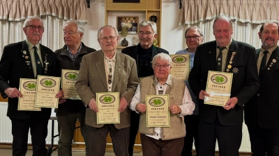 v.li. ESM Rudi Prebeck, Manfred Röhl, Johann Dirrigl, Friedrich Bertram, Matthilde Weigert, Karl Mulzer, Alfred Lorenz u. SM Ulrich Götz. (Bild: Maria Heinze)