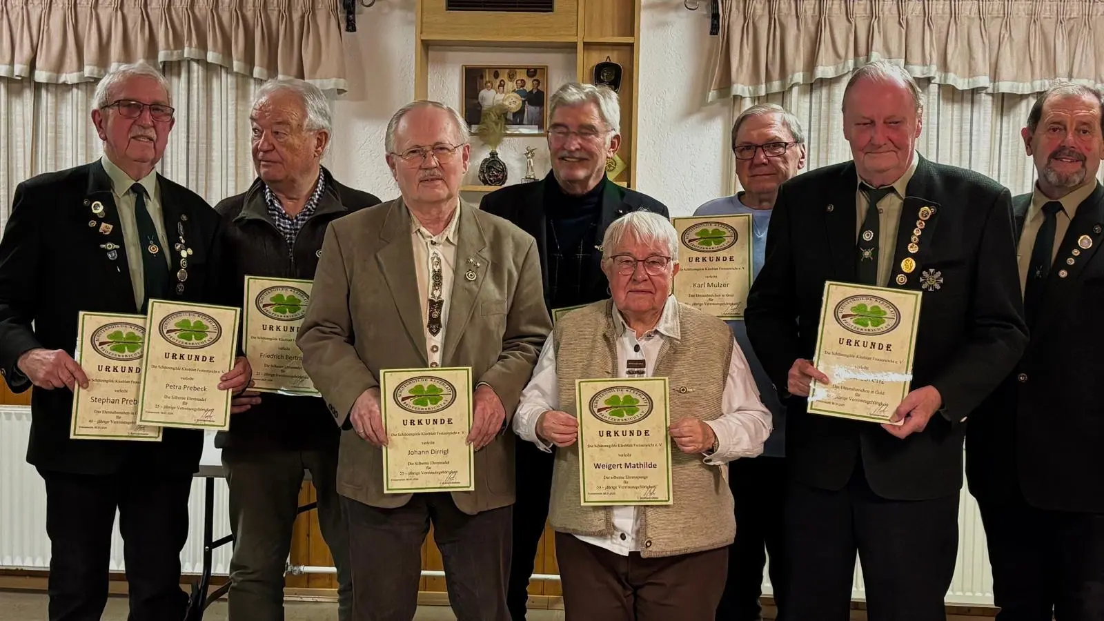 v.li. ESM Rudi Prebeck, Manfred Röhl, Johann Dirrigl, Friedrich Bertram, Matthilde Weigert, Karl Mulzer, Alfred Lorenz u. SM Ulrich Götz. (Bild: Maria Heinze)